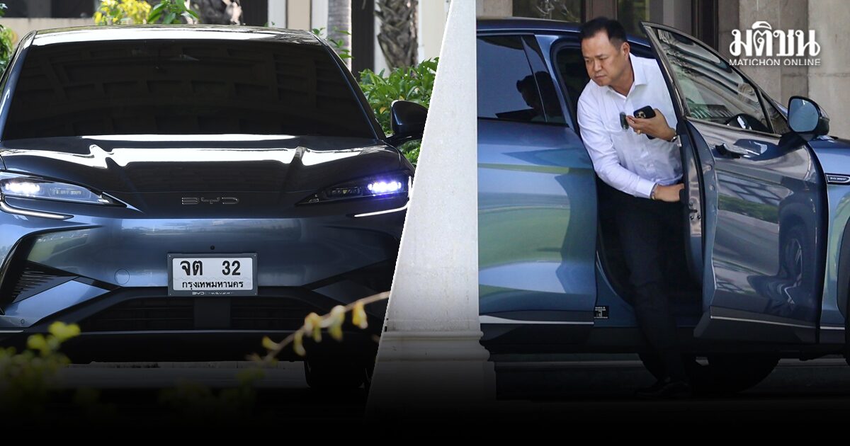 นายกฯ ขับรถไฟฟ้าเข้าทำเนียบ เปลี่ยนทะเบียนป้ายขาว จต 32 เตรียมถกภารกิจสำคัญมท.