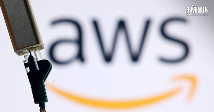 FILE PHOTO: Illustration shows AWS logo and broken ethernet cable
