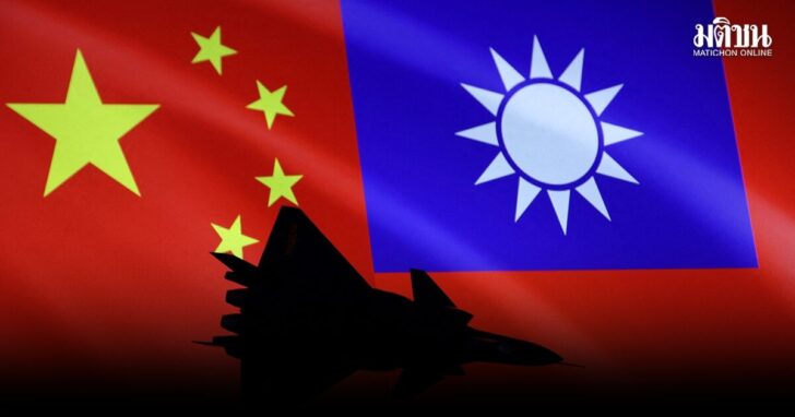 FILE PHOTO: Illustration shows airplane, Chinese and Taiwanese flags