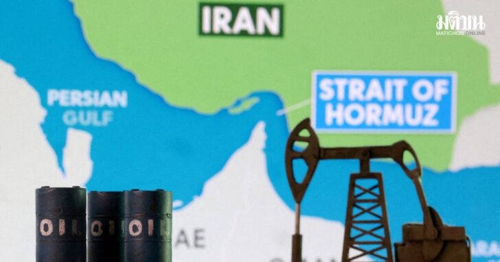 FILE PHOTO: Illustration shows 3D printed oil pipeline and map showing the Strait of Hormuz and Iran