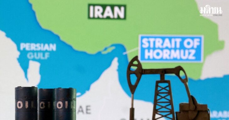 FILE PHOTO: Illustration shows 3D printed oil pipeline and map showing the Strait of Hormuz and Iran
