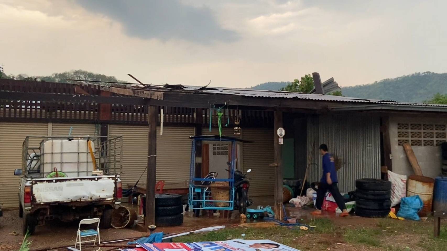 พายุถล่ม