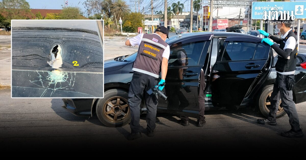 ช็อก! คนร้ายชักปืนถล่มยิงรถตำรวจ กลางเมืองแปดริ้ว ขณะตั้งด่านเรียกตรวจ ชาวบ้านถูกหลงเจ็บ 2