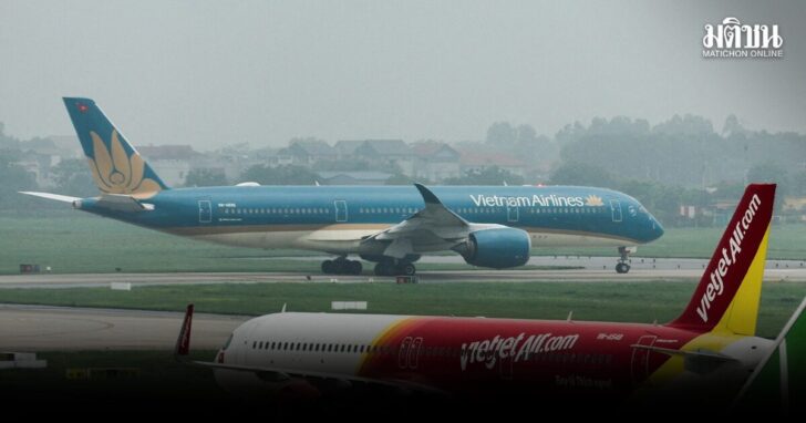 FILE PHOTO: An airplane of VietJet airline and Vietnam Airlines airplane taxi at Noi Bai International Airport in Hanoi