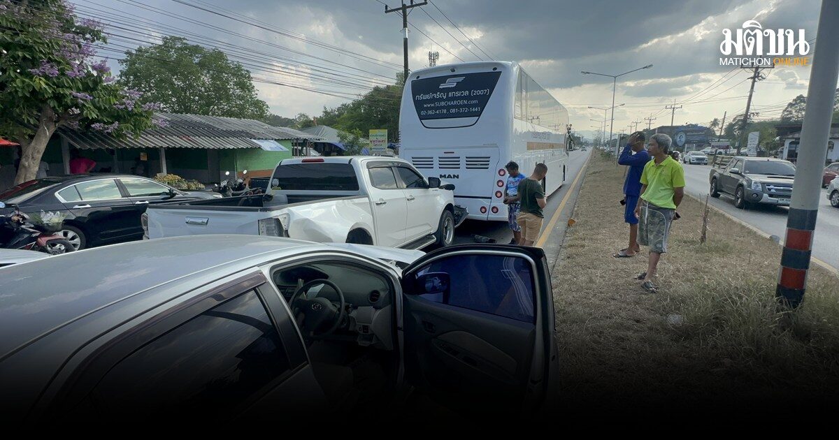 หญิงสูงวัยขับรถพาแม่กลับจากทำบุญสงกรานต์ ชนท้ายกระบะ-รถทัวร์ ที่จอดให้คนข้ามถนน แม่เสียชีวิต