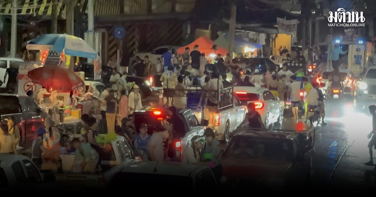 นาเกลือยังคึกคัก! นักท่องเที่ยวทั้งชาวไทย-ต่างชาติ เข้าพื้นที่เล่นน้ำแน่น