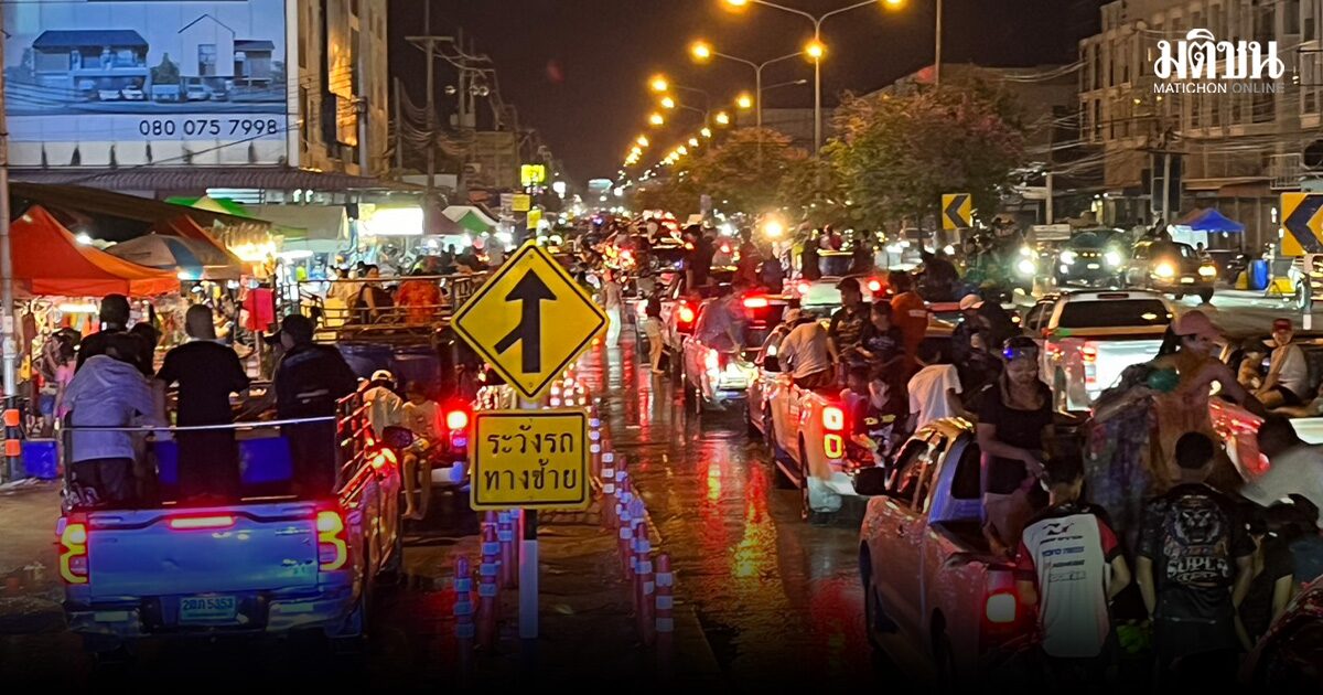 สุขุมวิทติดหนึบ นทท.แห่เล่นน้ำสงกรานต์ชลบุรี ก่อนวันไหล แน่นขนัดทุกช่องจราจร
