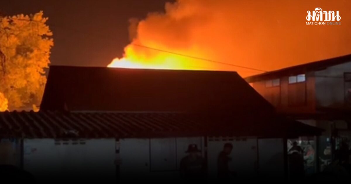 ด่วน! ไฟไหม้ บ้านเรือนประชาชน ซอยเอกชัย 131 ลามเสียหายแล้ว 2 หลัง เร่งสกัดเพลิง