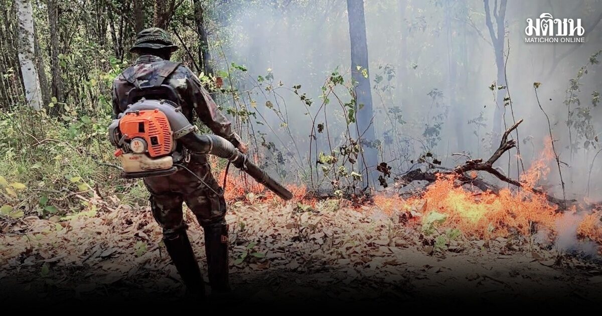 ทหารร่วมจนท.อุทยานฯเร่งดับไฟป่าบ้านห้วยหญ้าไซ เชียงราย ค่าฝุ่นยังเกินร้อย ลุ้นฝนช่วยปลายเดือนเม.ย.