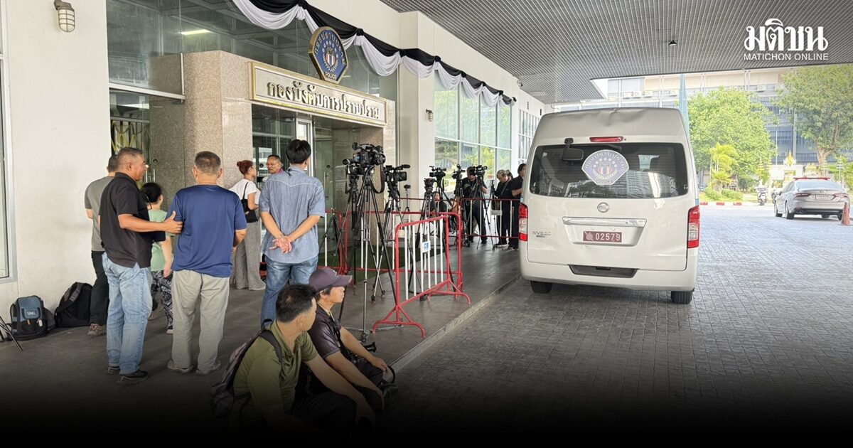 กองปราบฯคุมตัว อัจฉริยะ ฝากขัง ตร.ทำทีตั้งแผงเหล็กหน้าตึกแต่กลับพาออกด้านหลัง นักข่าวรอเก้อ