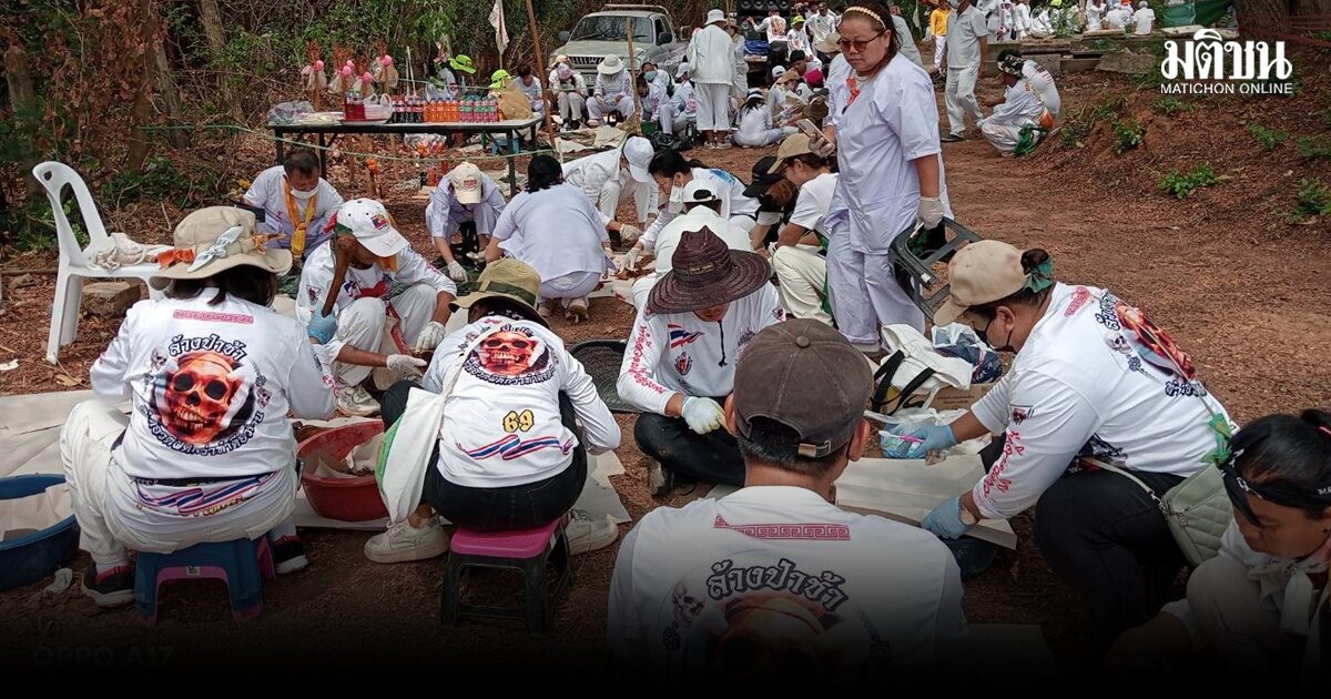 นักแสวงบุญแห่ร่วมงานมหากุศลล้างป่าช้า ขุดร่างศพไร้ญาติ กว่า 800 ร่าง พบกุมารทองหลายร่างก่อนปิดป่าช้า