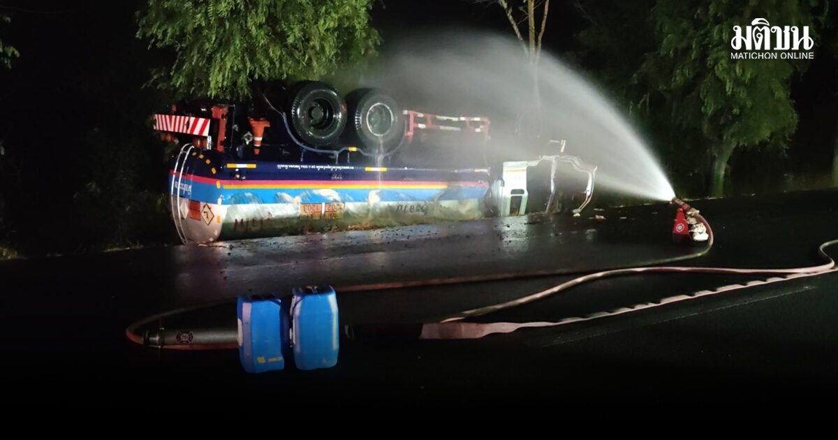 รถบรรทุกน้ำมัน 16,000 ลิตรพลิกคว่ำบายพาสหัวหิน เบนซินรั่วไหล คนขับปลอดภัย รับหลับใน