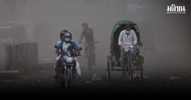 FILE PHOTO: A gust of wind blows dust and leaves into the air as vehicles move, as a storm approaches after heat wave in Dhaka