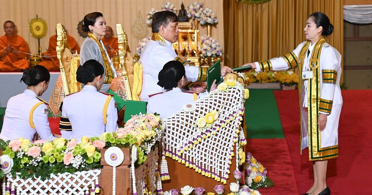 ในหลวง พระราชินี พระราชทานปริญญาบัตรแก่ผู้สำเร็จการศึกษาจาก มสธ. ประจำปีการศึกษา 2566