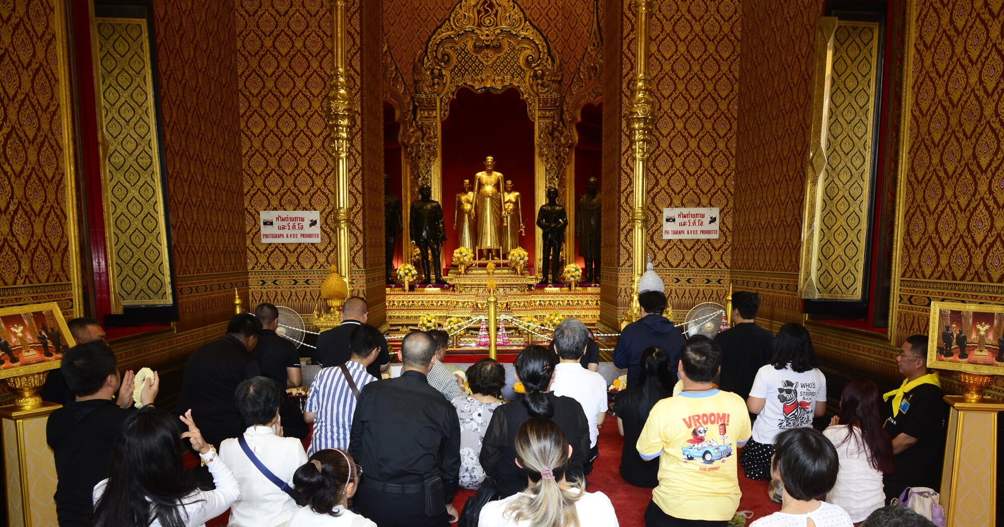พสกนิกรเข้ากราบถวายบังคมพระบรมรูปสมเด็จพระบูรพมหากษัตริยาธิราช เนื่องในวันจักรี
