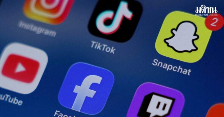 FILE PHOTO: FILE PHOTO: Social media apps are displayed on a mobile phone