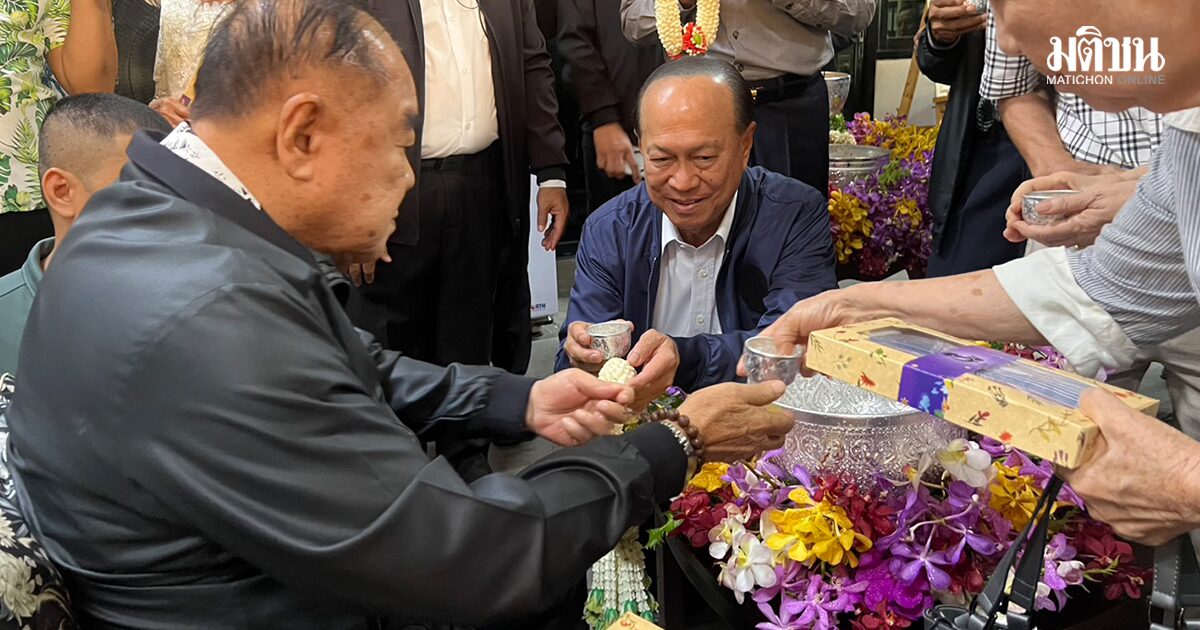 บิ๊กป้อม เปิดบ้านให้ ‘บิ๊กป๊อก-เพื่อนทหาร’ รดน้ำดำหัวสงกรานต์ อวยพรคนไทยมีความสุข