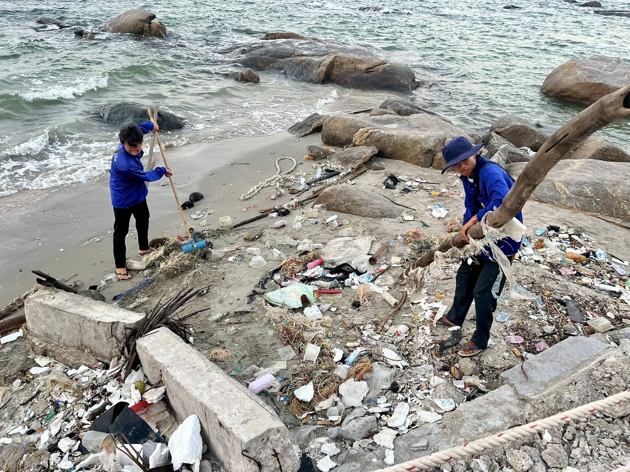 ขยะเต็มหาดบางแสน