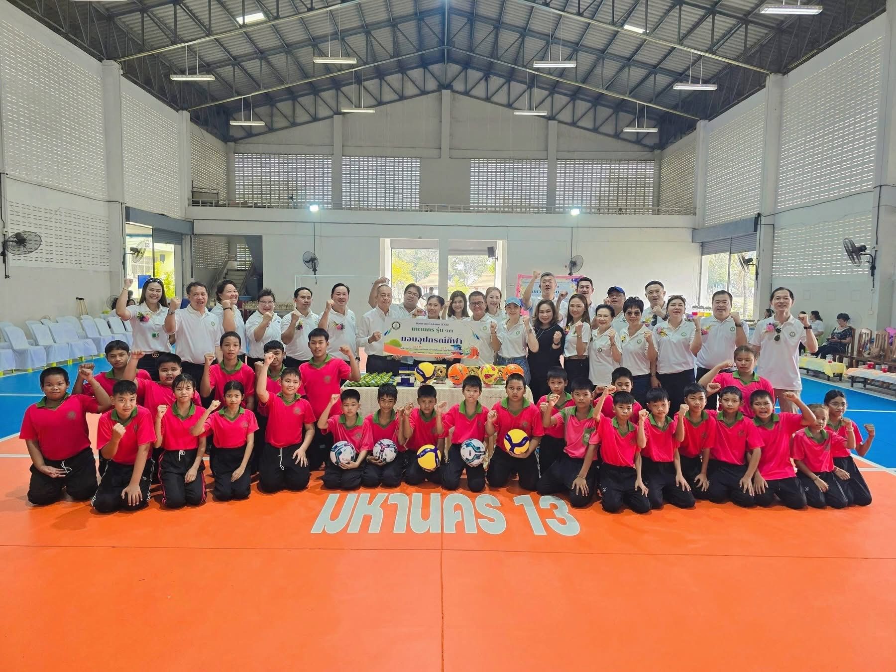 ‘มหานครรุ่นที่13’ลงพื้นที่ CSR รร.ชุมชนเทศบาลวัดปาโมกข์ ปรับปรุงสนามฟุตซอล มอบทุนการศึกษา