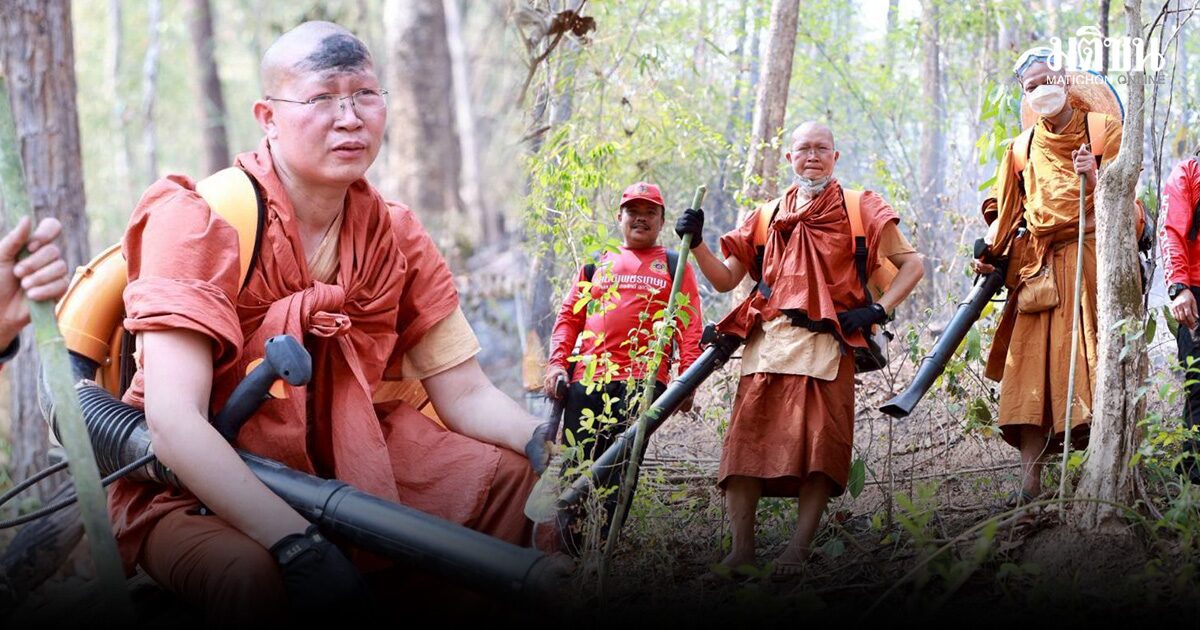 ไฟป่ารุนแรง พระครูอ๊อด วัดเจดีย์หลวง นำคณะพระสงฆ์ ลุยช่วยสกัดไฟ รักษาชีวิตสัตว์ป่า