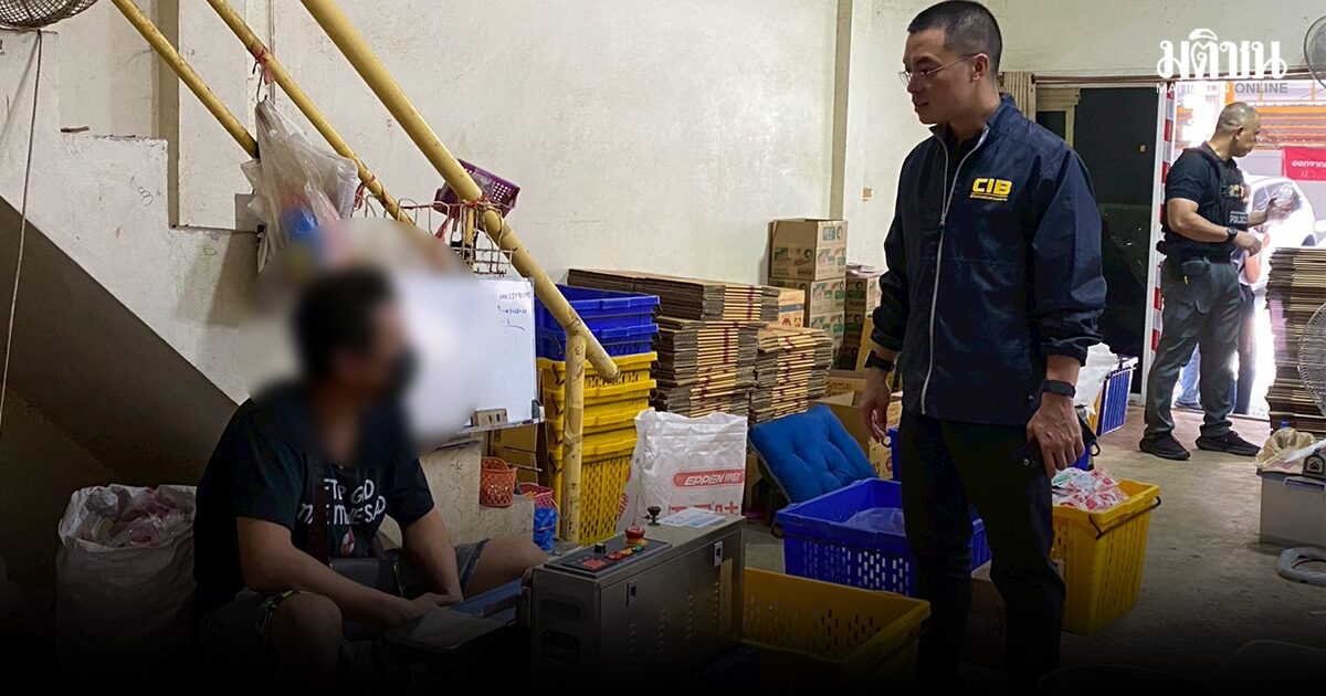 บุกทลายโรงงาน ผงปรุงรส ยี่ห้อดัง รับทำมานาน 2 ปี ผลิตวันละ 1,500 ซอง ยึดของกลางเพียบ