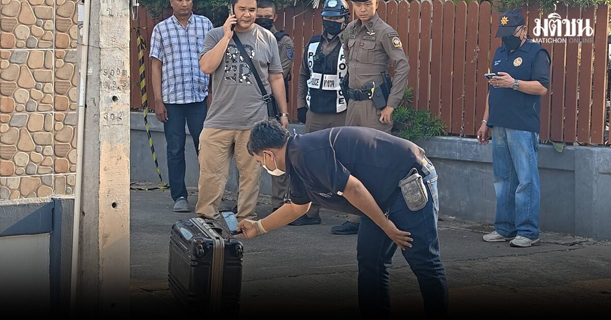 ผวาทั้งหมู่บ้าน พบกระเป๋าเดินทางต้องสงสัย เร่งแจ้งจนท. เปิดพบซากลูกสุนัข