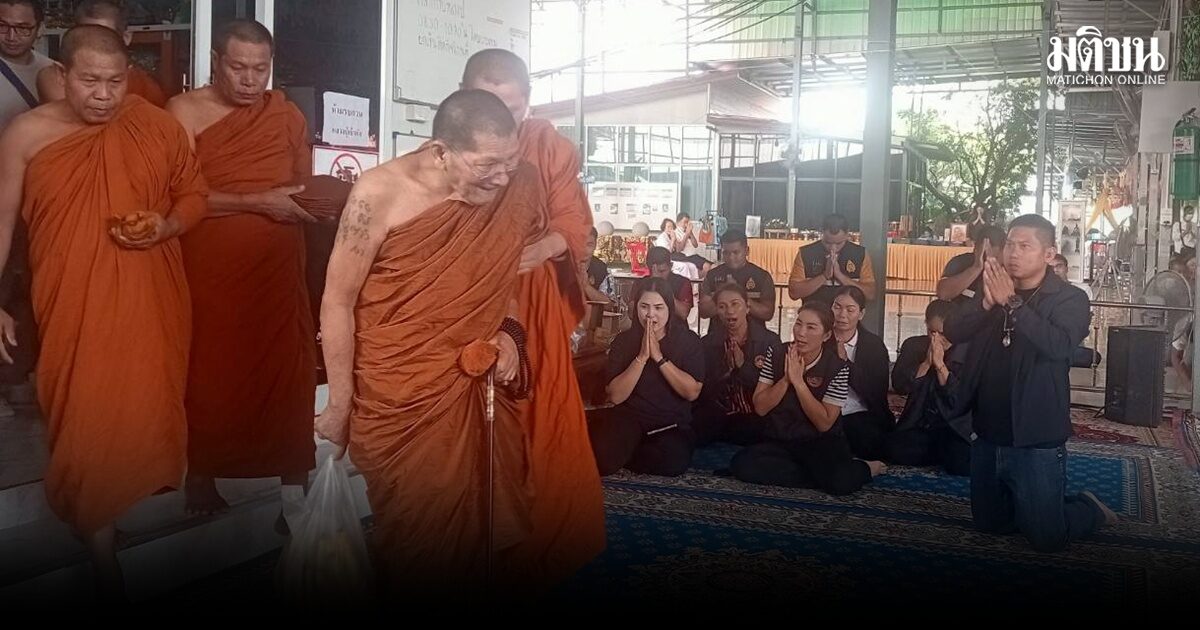 ศรัทธาแน่นวัด ชาวบ้านแห่กราบ ‘หลวงปู่ศิลา’ หลังลือสะพัดลาออกเจ้าอาวาส