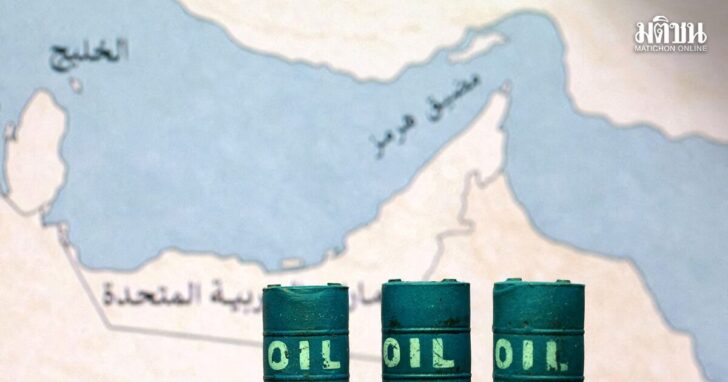 FILE PHOTO: Illustration shows map showing the Strait of Hormuz, also known as Madiq Hurmuz, and 3D printed oil barrels ฮอร์มุซ