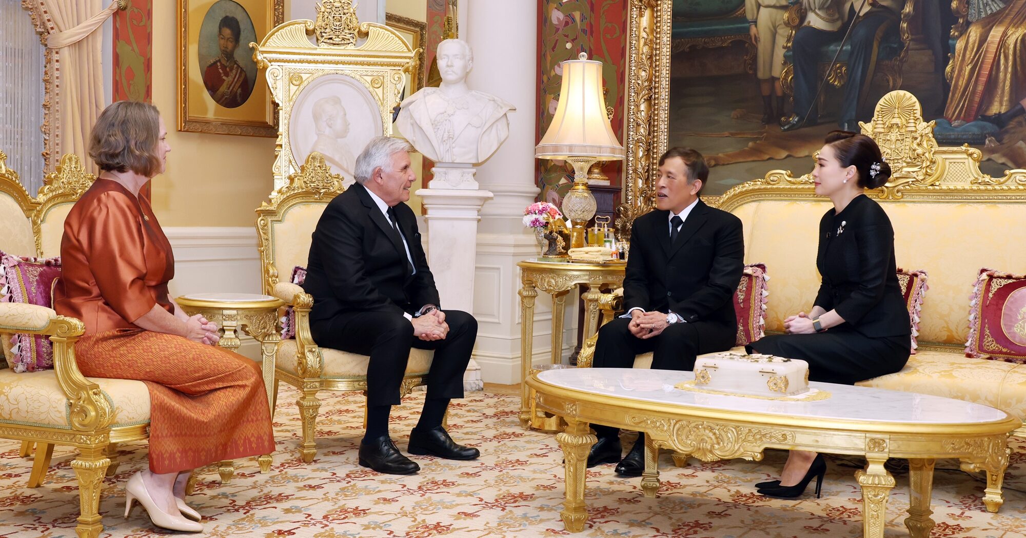 ในหลวง-พระราชินี พระราชทานพระบรมราชวโรกาสให้ ทูตชิลี เฝ้าฯ กราบบังคมทูลลา