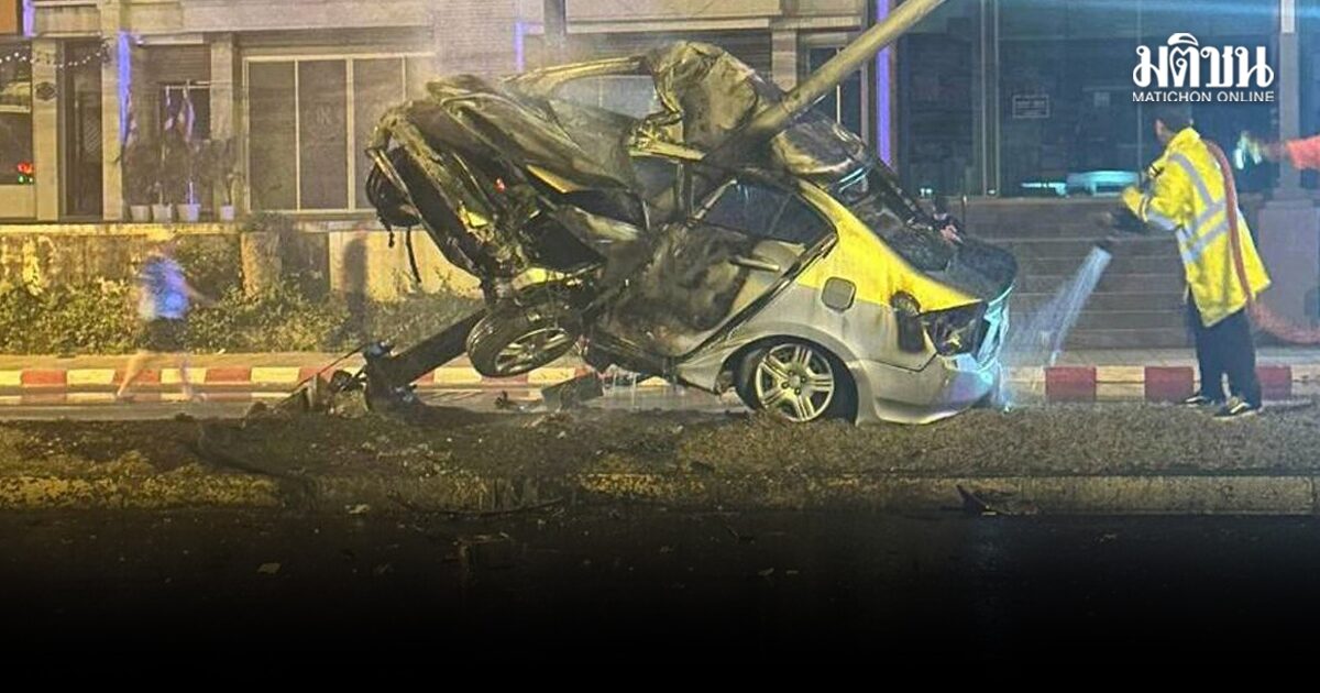 สลด หนุ่มขี่จยย.เสียหลักล้ม เก๋งตามมาเหยียบซ้ำ ขาด 2 ท่อนดับ ก่อนเก๋งพุ่งชนเสาไฟ ไหม้วอดทั้งคัน