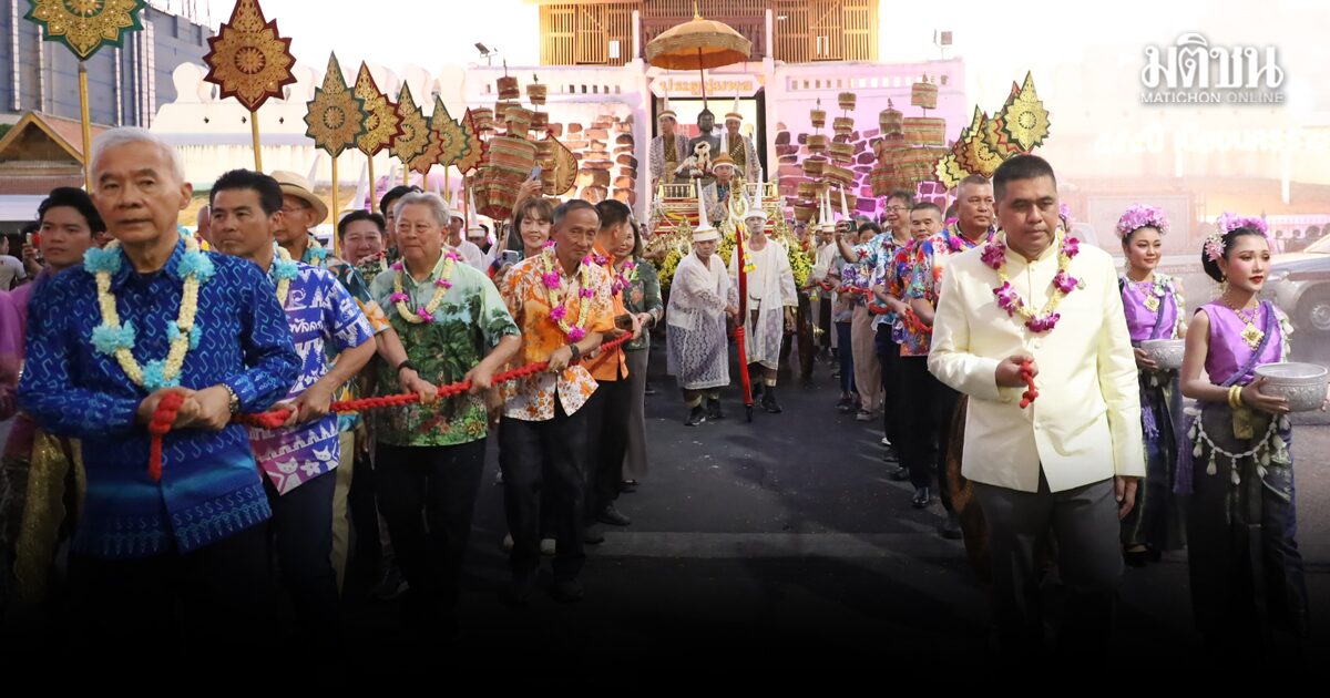 สุวัจน์-ผู้ว่าฯโคราช แห่พระคันธารราฐ ให้ประชาชนสรงน้ำ ในงานมหาสงกรานต์โคราช