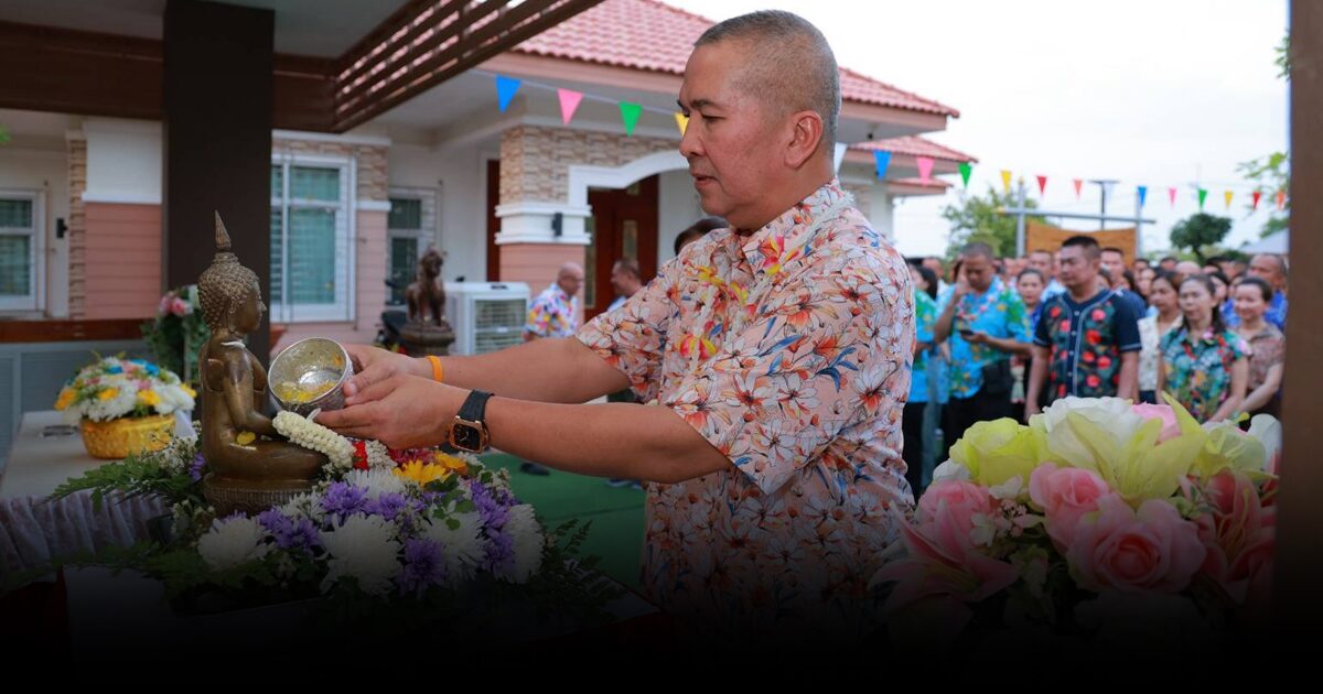 ผู้การฯบุรีรัมย์ นำกำลังพล ตบเท้า รดน้ำ รมว.ยุติธรรม ที่บ้านพัก ขอพรวันสงกรานต์