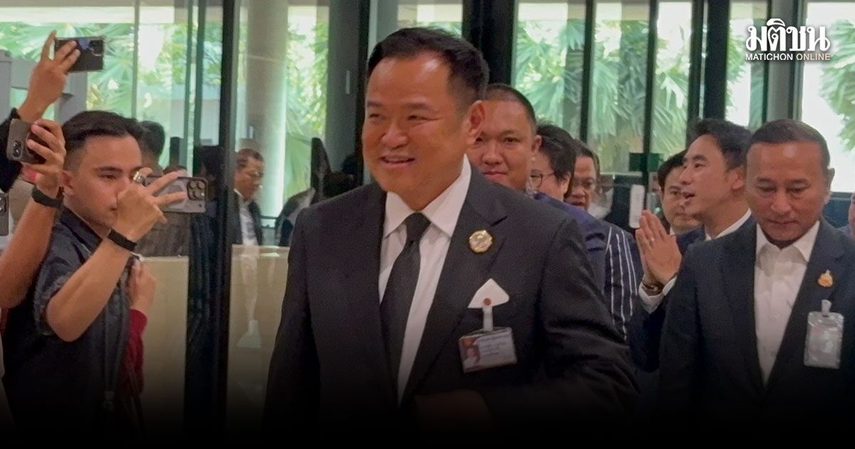 นายกฯ แวะทำเนียบ ไหว้ศาล-กินกะเพราเนื้อ เดินยิ้มเข้าสภาแถลงนโยบาย