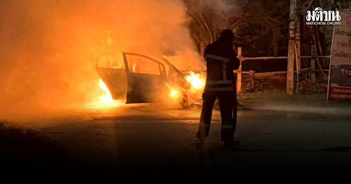 ระทึกกลางดึก! ผัวเมียทะเลาะเดือด จอดรถจุดไฟเผากลางหมู่บ้าน จนท.รุดดับวุ่น