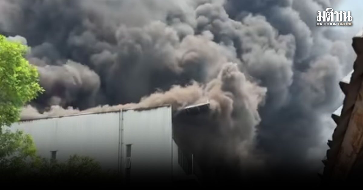 ด่วน ไฟไหม้โรงงานแว่นตาบางบัวทอง ยังคุมเพลิงไม่ได้ จนท.รุดดับวุ่น