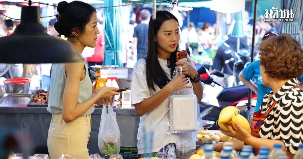 ‘ไอซ์-ช่อ’ เดินสำรวจตลาดท่าน้ำนนท์ ประชาชนบางตา ไม่คึกคัก พบต้นทุนสูง แต่ผู้ค้าไม่กล้าขึ้นราคา