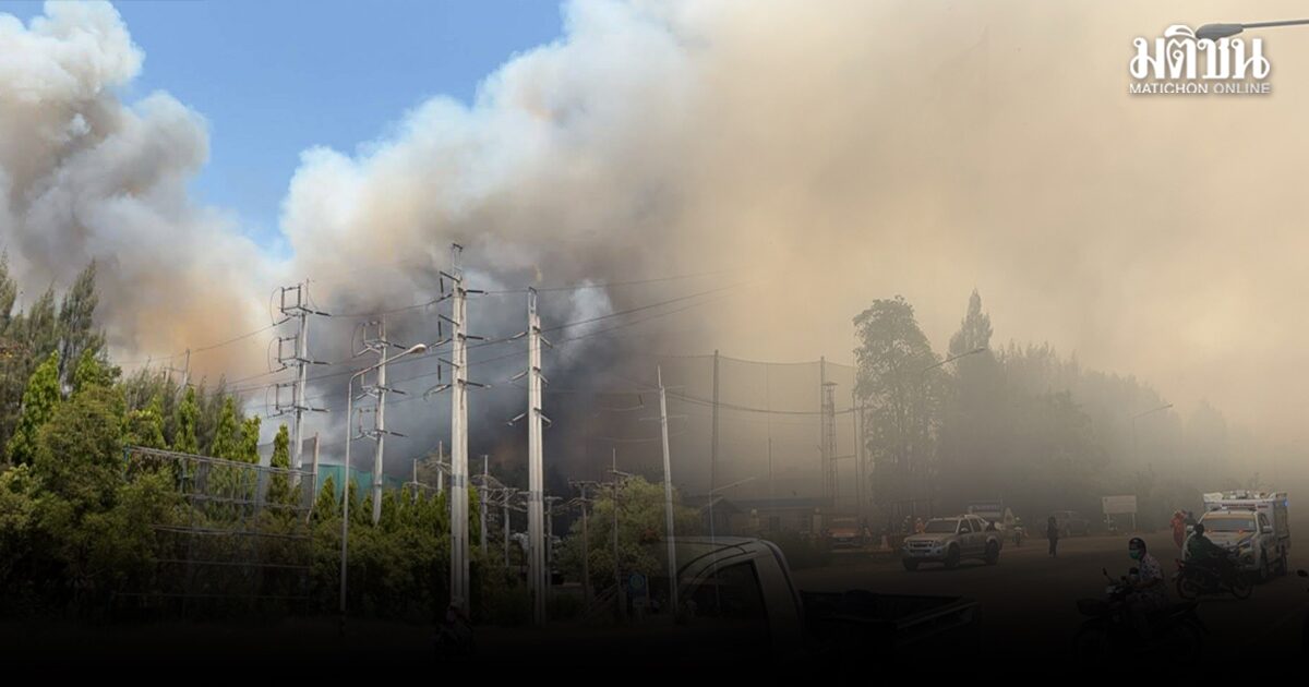 ไฟไหม้โรงงานน้ำตาล ระดมกำลังควบคุมเพลิง ควันดำปกคลุมท้องฟ้า จนท.เร่งอพยพประชาชน