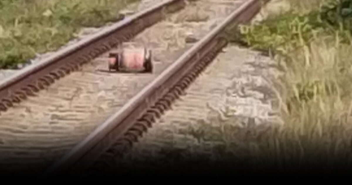 พบวัตถุต้องสงสัย ถูกวางบนรางรถไฟ ระหว่างสถานีปัตตานี – ตาแปด จนท.เร่งตรวจสอบ