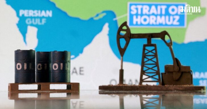 FILE PHOTO: Illustration shows 3D printed oil pipeline and map showing the Strait of Hormuz and Iran