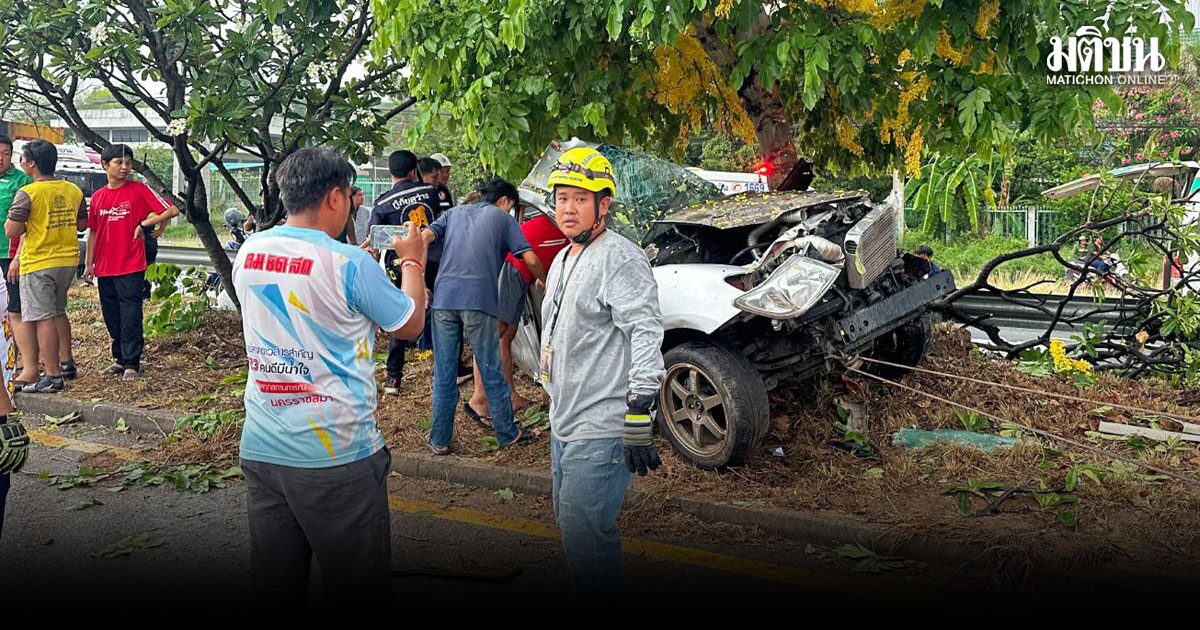 ฝนตกถนนลื่น กระบะเสียหลักชนต้นไม้ พ่อแม่ดับ ลูก 5 ขวบรอดหวุดหวิด