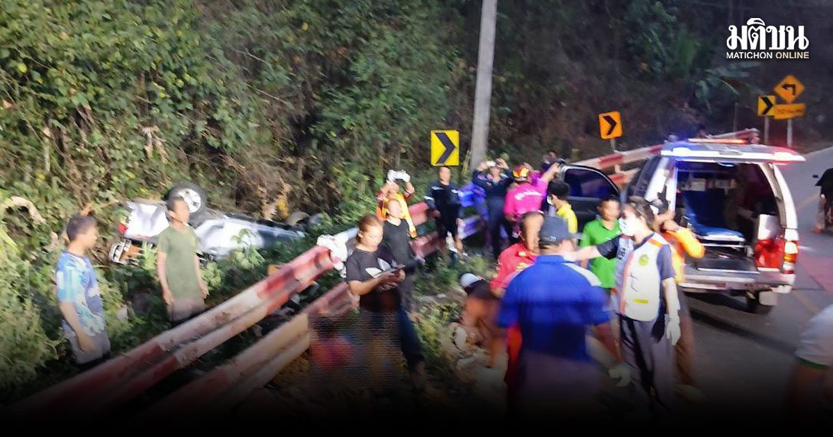 สลด กระบะแหกโค้ง ตกร่องข้างทาง ดับ 5 เจ็บ 14 จนท.รุดช่วยวุ่น
