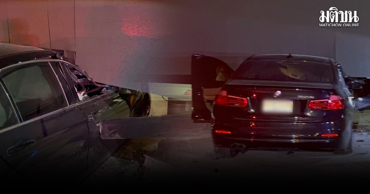 หนุ่มซิ่งบีเอ็ม เสียหลักพุ่งขึ้นเกาะกลาง ชนป้ายโฆษณาพังยับ