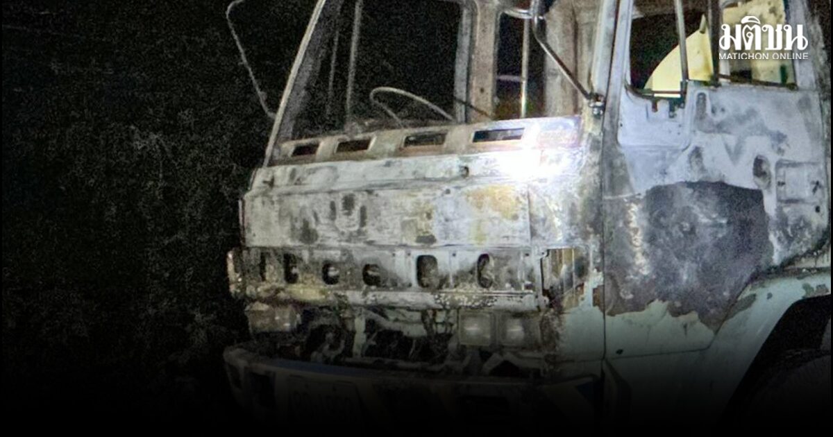 จนท.เข้าตรวจที่เกิดเหตุ กลุ่มคนร้าย บุกจับคนงานมัดมือ-เท้า ก่อนจุดไฟเผารถเสียหาย 5 คัน