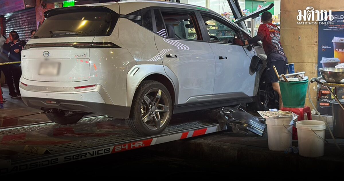 หญิงวัย 57 ขับรถไฟฟ้า พุ่งชนร้านก๋วยเตี๋ยว ก่อนทะลุเข้าร้านสะดวกซื้อ ย่านบางลำพู เจ็บ 8 ราย
