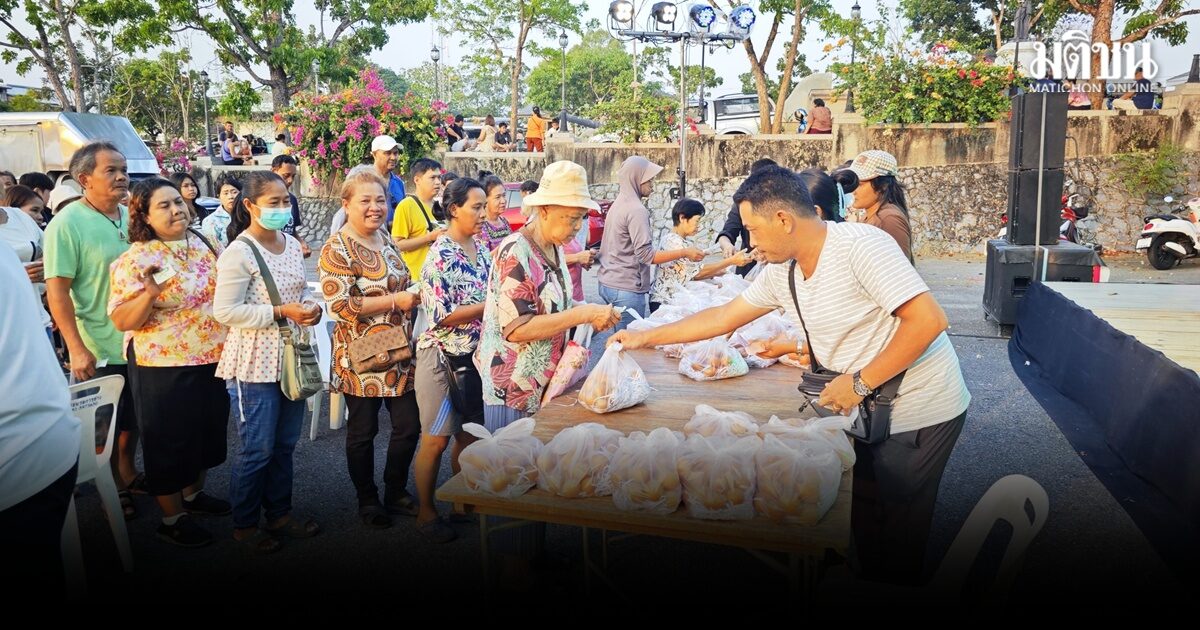 เจ้าของตลาดนัด ลงขันเหมาไข่ไก่ขายแผงละ 50 บาท ชาวตรังแห่รุมซื้อ-บรรเทาภาระค่าครองชีพ