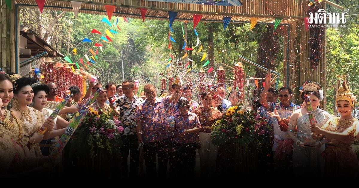 ชัยภูมิสุดคึกคัก ชูห่มสไบใส่ยีนส์ เที่ยวสงกรานต์ปีใหม่ไทย เล่นน้ำสุขใจในตาดโตน