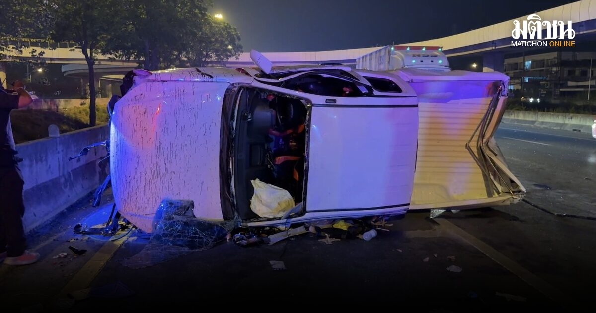 หนุ่มขับกระบะเที่ยววันไหล เสียหลักชนแบริเออร์พลิกคว่ำ เจ็บ 5 ราย กลางถนนสายเอเชีย