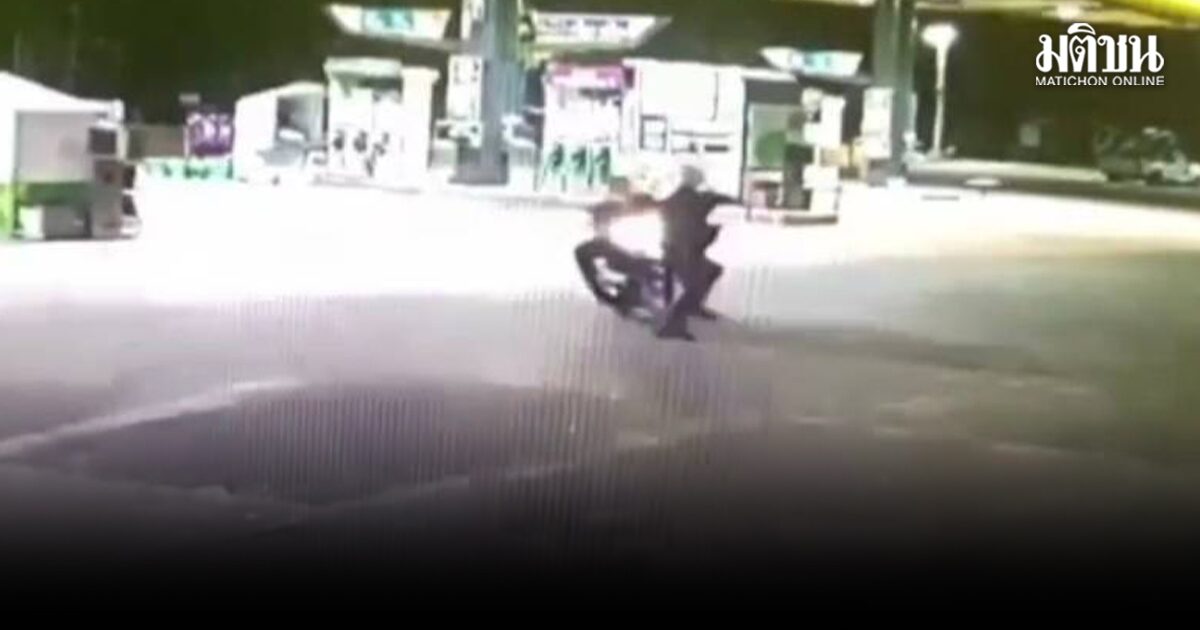 หนุ่มขี่จยย.ย้อนศร ชนเก๋งไฟฟ้าพังยับ ซ้ำยังเรียกเงิน 2 พัน ก่อนฉุนขาดไล่ชนคู่กรณีร่างกระแทกพื้น