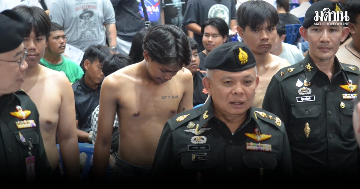 หนุ่ม “เมืองสองแคว” ไม่จับใบดำ-ใบแดง แห่สมัครเข้ารับราชการทหาร