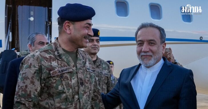 Iranian Foreign Minister Abbas Araqchi welcomes Pakistan army chief Asim Munir at an airport in Tehran